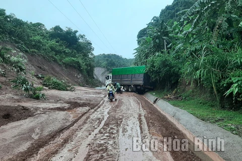Nhiều điểm sạt lở với khối lượng đất đá lớn trên tuyến đường Tỉnh lộ 435 đã làm cho xã Thung Nai bị cô lập về đường bộ. (Nguồn: Báo Hòa Bình)