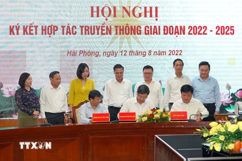 Toàn cảnh lễ ký Chương trình hợp tác truyền thông giai đoạn 2022-2025 giữa Ủy ban Nhân dân thành phố Hải Phòng với Thông tấn xã Việt Nam và Báo Nhân Dân. (Ảnh: Hoàng Ngọc/TTXVN)