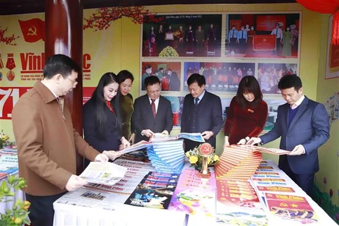 Lãnh đạo Hội Nhà báo Việt Nam và lãnh đạo tỉnh Vĩnh Phúc tham quan một gian trưng bày các ấn phẩm của Hội Báo xuân Vĩnh Phúc năm 2022. (Ảnh: Hoàng Hùng/TTXVN)