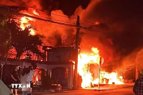 Đám cháy tại khu vực gần chợ đêm thuộc phường Thái Hòa, thị xã Tân Uyên, tỉnh Bình Dương ngày 5/8. (Nguồn: TTXVN)