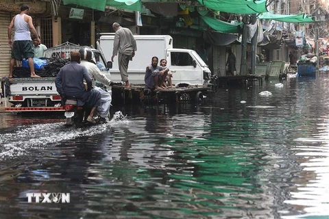 Cảnh ngập lụt sau những trận mưa lớn tại Pakistan. (Ảnh: AFP/TTXVN)