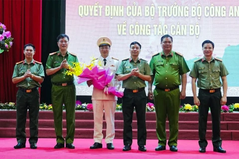 Lãnh đạo Công an tỉnh Hòa Bình tặng hoa chúc mừng Đại tá Đỗ Thanh Bình và Đại tá Lê Xuân Minh. (Nguồn: Cand)