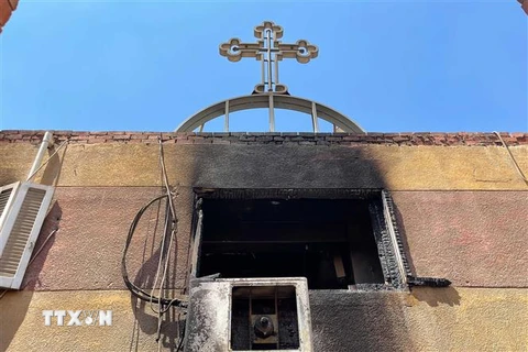 Hiện trường vụ cháy nhà thờ ở Giza, Ai Cập. (Ảnh: THX/TTXVN)