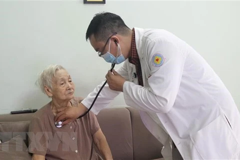 Bác sỹ Bệnh viện quận 11 Thành phố Hồ Chí Minh khám bệnh tại nhà cho người cao tuổi. (Ảnh: Đinh Hằng/TTXVN)