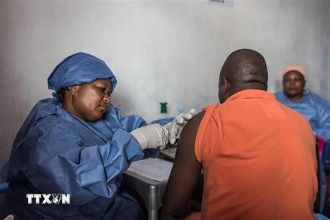 Nhân viên y tế tiêm vaccine ngừa Ebola ở Goma, Cộng hòa Dân chủ Congo. (Ảnh: AFP/TTXVN)