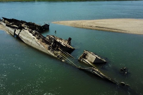 Nhiều tàu chiến chất đầy chất nổ của Đức bị chìm trên sông Danube. (Nguồn: Reuters)
