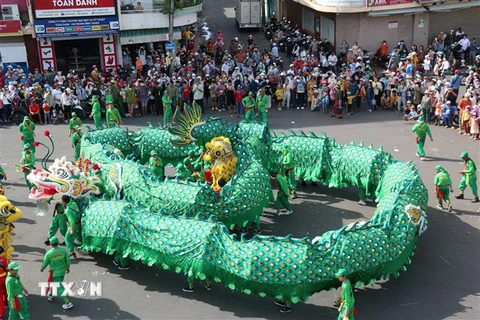 Biểu diễn múa Rồng dài 49 mét tại Lễ hội nghinh ông Quan Thánh Đế Quân Bình Thuận. (Ảnh: Nguyễn Thanh/TTXVN)