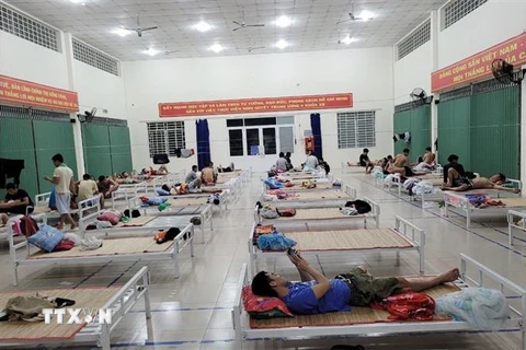 Số người nhập cảnh trái phép được bố trí nghỉ tạm tại Trung tâm giáo dục cộng đồng xã Đa Phước, huyện An Phú để tiếp tục xác minh làm rõ. (Ảnh: TTXVN phát)