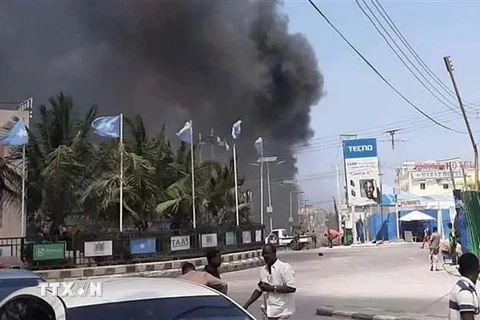 Khói bốc lên từ hiện trường vụ tấn công nhằm vào khách sạn Hayat ở thủ đô Mogadishu, Somalia ngày 19/8. (Ảnh: Horseedmedia.net/TTXVN)