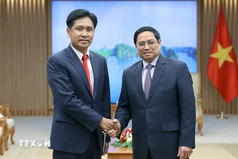 Thủ tướng Phạm Minh Chính tiếp Bộ trưởng Bộ Tư pháp Lào Phayvy Xibualypha. (Ảnh: Dương Giang/TTXVN)