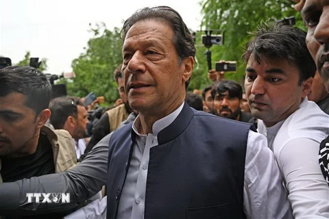 Cựu Thủ tướng Pakistan Imran Khan (giữa) tới phiên tòa ở Islamabad ngày 25/8. (Ảnh: AFP/TTXVN)