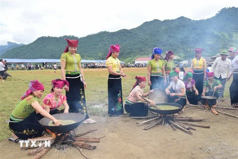 Phụ nữ xã Ngọc Chiến, huyện Mường La, tỉnh Sơn La, làm cốm tại Lễ hội mừng cơm mới. (Ảnh: Nguyễn Cường/TTXVN)