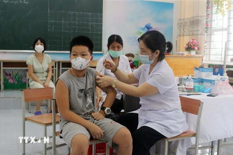 Tiêm vaccine phòng COVID-19 cho trẻ từ 5 đến dưới 12 tuổi tại trường tiểu học Lương Khánh Thiện, thành phố Phủ Lý, Hà Nam. (Ảnh: Nguyễn Chinh/TTXVN)