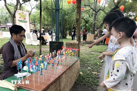 Tò he - đồ chơi dân gian trẻ em thu hút các du khách nhỏ tuổi đến Khu du lịch Văn Thánh, quận Bình Thạnh, Thành phố Hồ Chí Minh. (Ảnh: Mỹ Phương/TTXVN)