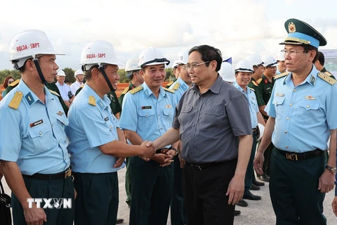Thủ tướng Phạm Minh Chính với cán bộ, sỹ quan đang thi công dự án. (Ảnh: Dương Giang/TTXVN)