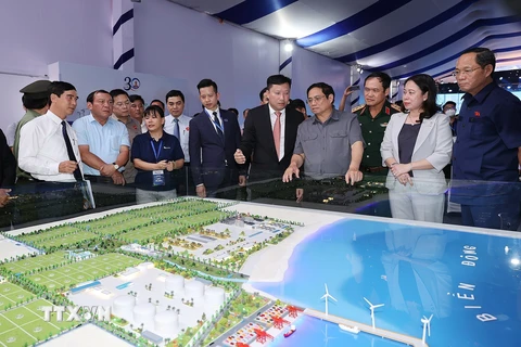 Thủ tướng Phạm Minh Chính tham quan mô hình Khu công nghiệp Sơn Mỹ 1. (Ảnh: Dương Giang/TTXVN)