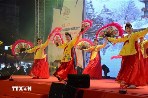 Tiết mục múa cổ truyền của Hàn Quốc tại Lễ hội. (Ảnh: Quốc Dũng/TTXVN)