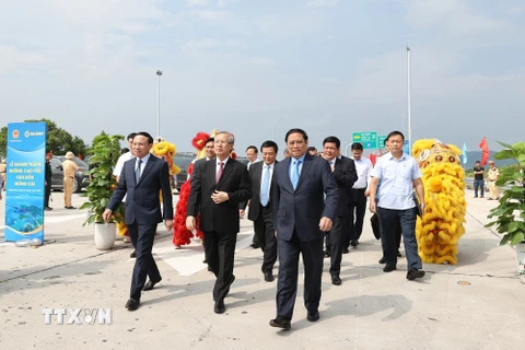 Thủ tướng Phạm Minh Chính đến dự lễ khánh thành tuyến đường cao tốc Vân Đồn-Móng Cái. (Ảnh: Dương Giang/TTXVN)
