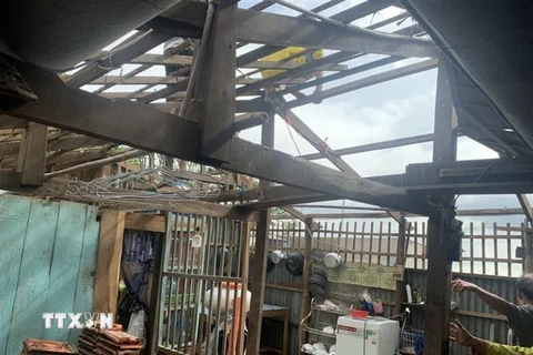 Một căn nhà người dân ở huyện Chợ Mới bị tốc mái. (Ảnh: TTXVN phát)