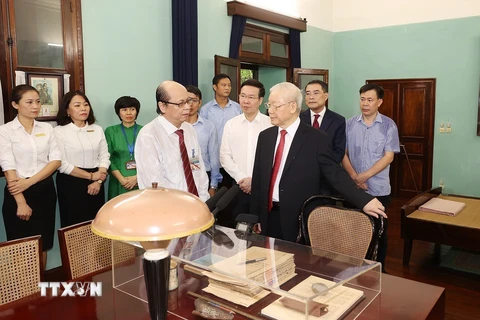 Tổng Bí thư Nguyễn Phú Trọng thăm nơi ở và làm việc của Chủ tịch Hồ Chí Minh. (Ảnh: Trí Dũng/TTXVN)