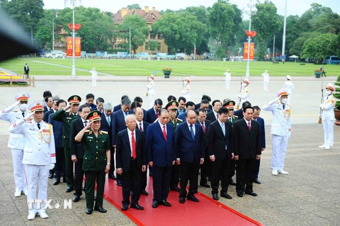 Các lãnh đạo, nguyên lãnh đạo Đảng và Nhà nước lãnh đạo các ban, bộ, ngành, đoàn thể Trung ương viếng Chủ tịch Hồ Chí Minh. (Ảnh: Minh Đức/TTXVN)
