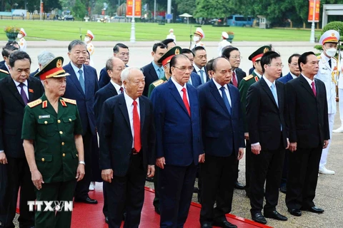 Các lãnh đạo, nguyên lãnh đạo Đảng và Nhà nước lãnh đạo các ban, bộ, ngành, đoàn thể Trung ương viếng Chủ tịch Hồ Chí Minh. (Ảnh: Minh Đức/TTXVN)