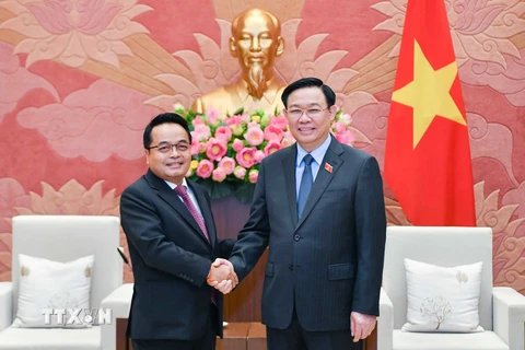Chủ tịch Quốc hội Vương Đình Huệ tiếp Chủ tịch Kiểm toán Nhà nước Cộng hòa dân chủ nhân dân Lào Viengthavisone Thephachanh. (Ảnh: Doãn Tấn/TTXVN)