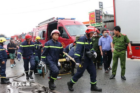 Đội phá tường chuyên nghiệp từ Thành phố Hồ Chí Minh được tăng cường đến vụ cháy quán karaoke ở Bình Dương tham gia cứu hộ, tìm kiếm nạn nhân. (Ảnh: Chí Tưởng/TTXVN)