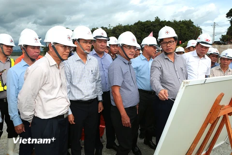 Ban Quản lý dự án Điện 2 báo cáo tiến độ thi công công trình. (Ảnh: Ngọc Hà/Vietnam+)
