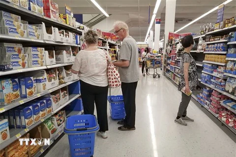 Người dân mua hàng trong siêu thị tại Vancouver, British Columbia, Canada. (Ảnh: THX/TTXVN)