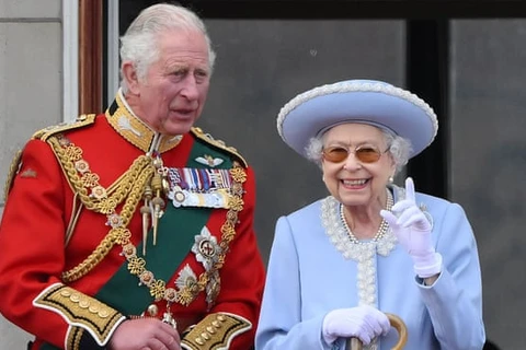 Nữ hoàng Elizabeth II và con trai Thái tử Charles - người vừa trở thành tân vương. (Nguồn: AFP)