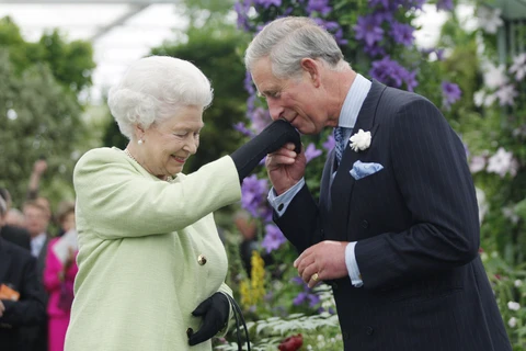 Bức ảnh chụp Nữ hoàng Elizabeth II và Thái tử Charles, nay là Vua Charles III, vào năm 2009. (Nguồn: Getty Images)