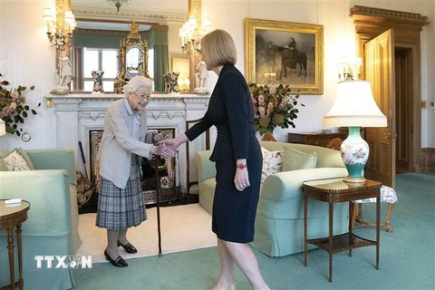 Nữ hoàng Elizabeth II (trái) và bà Liz Truss (phải) tại cuộc gặp ở London, Anh, ngày 6/9. (Ảnh: AFP/TTXVN)