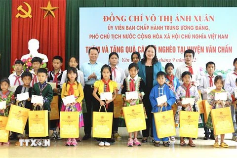 Phó Chủ tịch nước Võ Thị Ánh Xuân tặng quà cho học sinh tiêu biểu của huyện Văn Chấn. (Ảnh: Tuấn Anh/TTXVN)