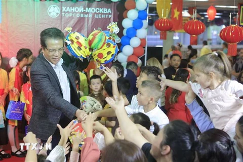 Đại sứ Đặng Minh Khôi trao đèn lồng Trung Thu cho các em thiếu nhi Việt Nam và Nga tham gia đón Trung Thu tại Incentra. (Ảnh: Trần Hiếu/TTXVN)
