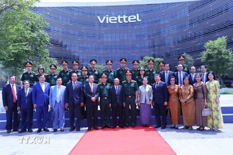 Chủ tịch Quốc hội Campuchia Samdech Heng Samrin với các đại biểu. (Ảnh: Văn Điệp/TTXVN)