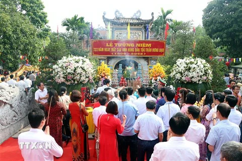 Các đại biểu và du khách thập phương dâng hương tưởng niệm Hưng Đạo đại vương Trần Quốc Tuấn. (Ảnh: Mạnh Tú/TTXVN)