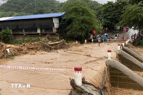 Mưa lũ khiến nhiều tuyến đường tại tỉnh Sơn La bị chia cắt hồi tháng 8. (Ảnh: TTXVN phát)