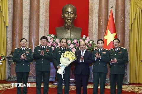 Chủ tịch nước Nguyễn Xuân Phúc và lãnh đạo Bộ Quốc phòng chúc mừng Thượng tướng Phùng Sĩ Tấn. (Ảnh: Thống Nhất/TTXVN)