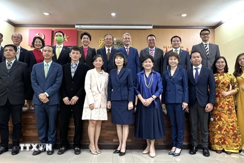 Đại diện Hội hữu nghị Thái Lan-Việt Nam cùng các doanh nghiệp Thái Lan chụp ảnh lưu niệm với cán bộ nhân viên Đại sứ quán Việt Nam. (Ảnh: TTXVN phát)
