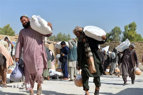 Người dân nhận lương thực cứu trợ tại Kandahar, Afghanistan. (Ảnh: THX/TTXVN)