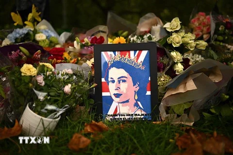 Người dân đặt hoa tưởng niệm Nữ hoàng Elizabeth II tại London, Anh. (Ảnh: AFP/TTXVN)