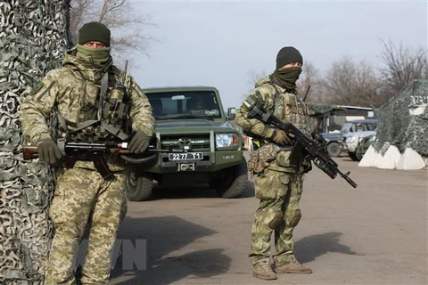 Quân nhân Ukraine tại một trạm gác ở thị trấn Zolote, vùng Lugansk, miền Đông Ukraine. (Ảnh: AFP/TTXVN)
