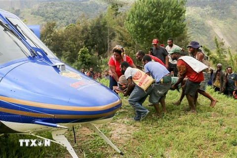 Chuyển người bị thương tới bệnh viện ở Lae sau trận động đất có độ lớn 7,6 tại khu vực ven biển Papua New Guinea ngày 11/9. (Ảnh: AFP/TTXVN)