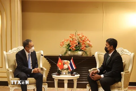 Đại sứ Phan Chí Thành (trái) và Thị trưởng Bangkok Chadchart Sittipunt tại buổi làm việc. (Ảnh: Đỗ Sinh/TTXVN)