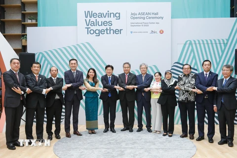 Bộ trưởng Bộ Ngoại giao Park Jin, Tổng thư ký Kim Hae-yong của Trung tâm ASEAN-Hàn Quốc, Thống đốc tỉnh Jeju Oh Young-hun và các Đại sứ ASEAN tại Hàn Quốc chụp ảnh lưu niệm tại Lễ khai trương ASEAN Hall ở Jeju. (Ảnh: Khánh Vân/TTXVN)