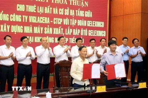 Lãnh đạo tỉnh Thái Bình và các sở, ngành chứng kiến lễ ký thỏa thuận hợp tác giữa Tổng công ty Viglacera-CTCP và Tập đoàn Geleximco. (Ảnh: Thế Duyệt/TTXVN)