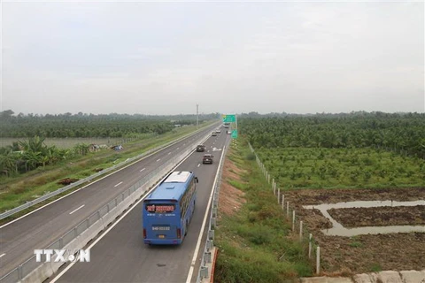 Phương tiện lưu thông trên cao tốc Trung Lương-Mỹ Thuận. (Ảnh: Minh Trí/TTXVN)