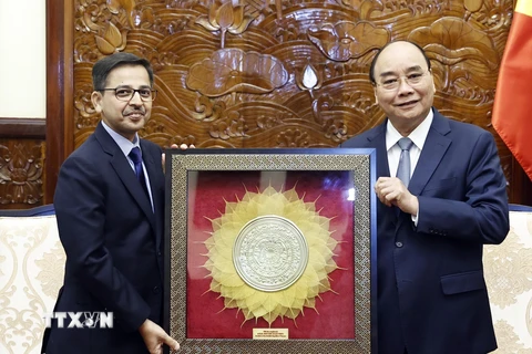 Chủ tịch nước Nguyễn Xuân Phúc tặng quà lưu niệm cho Đại sứ Ấn Độ Pranay Verma. (Ảnh: Thống Nhất/TTXVN)
