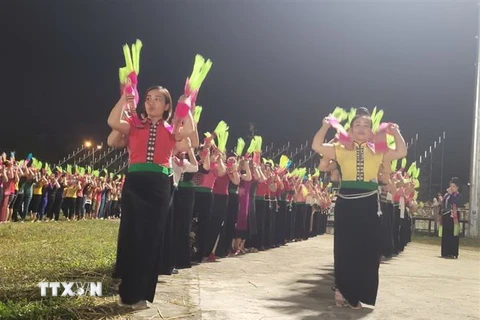 Múa xòe là biểu tượng văn hóa Thái, góp phần gắn kết con người với con người, con người với trời đất một cách sinh động, lãng mạn, đậm tính xã hội. (Ảnh: TTXVN phát)